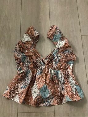 Western Floral Patchwork Ruffle-Sleeve Crop Top in Peach and light blue